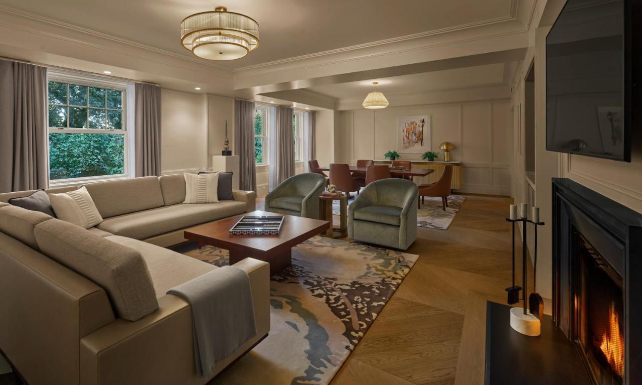 The Newbury Boston Ξενοδοχείο Εξωτερικό φωτογραφία The living room of a three-bedroom suite
