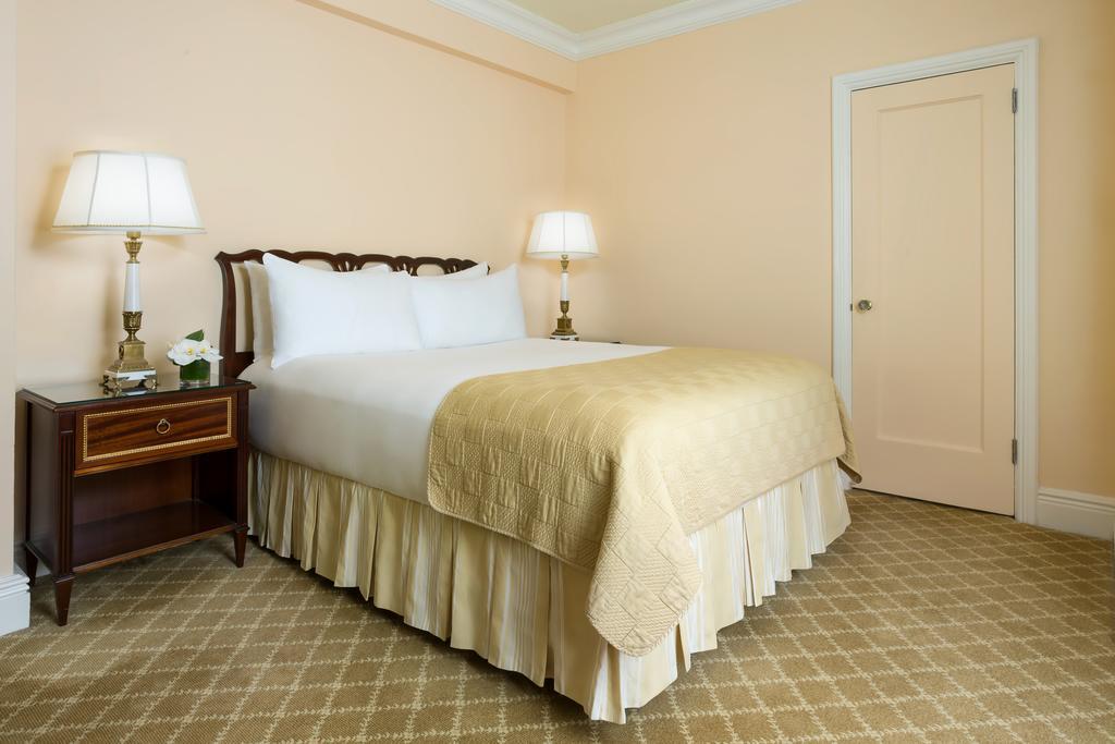 The Newbury Boston Ξενοδοχείο Εξωτερικό φωτογραφία A guest room at The Carlyle