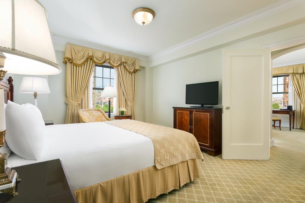 The Newbury Boston Ξενοδοχείο Εξωτερικό φωτογραφία A bedroom at The Ritz-Carlton, Boston